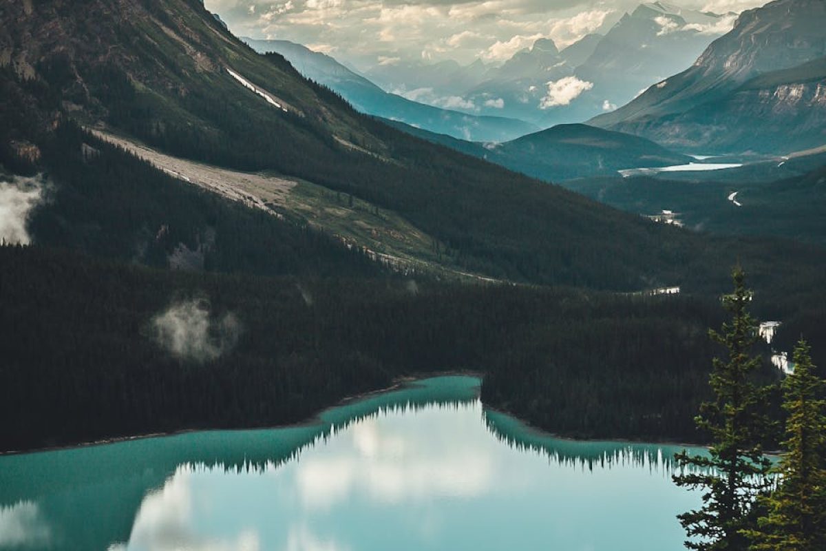 Stunning view of a tranquil lake surrounded by towering mountains in the Canadian Rockies.