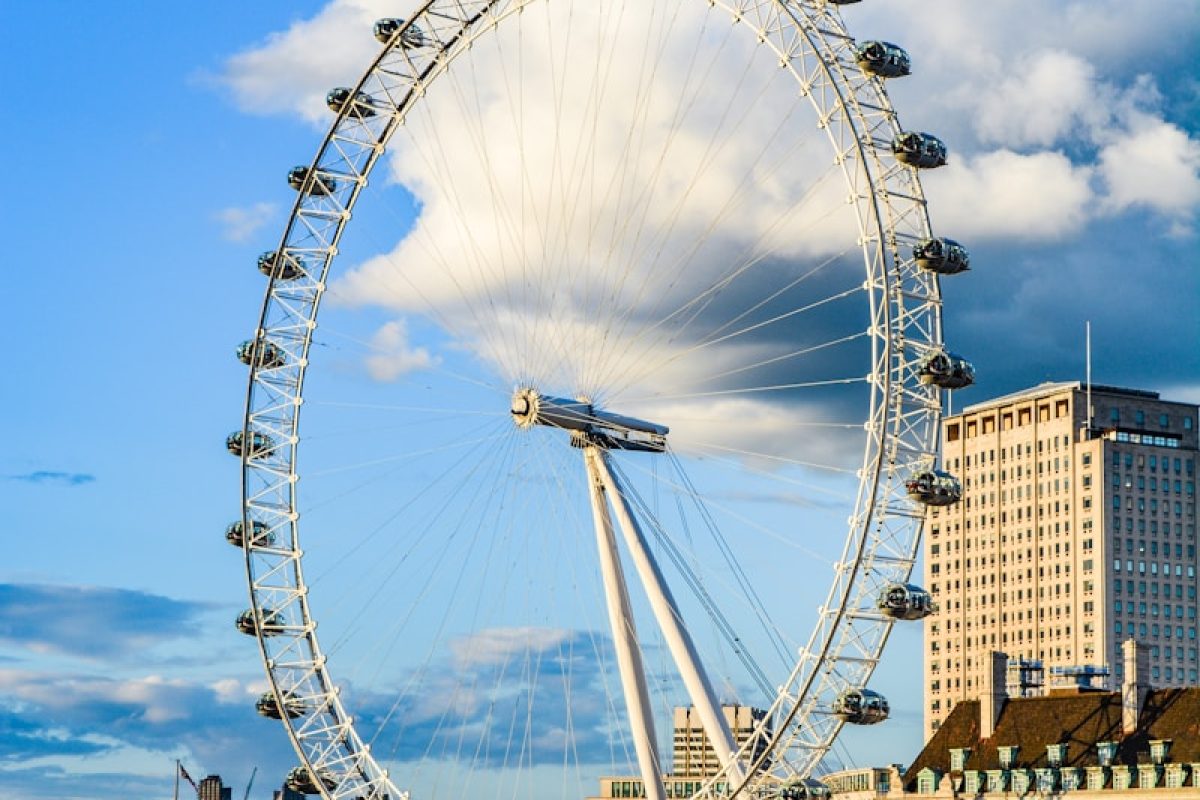 boats near buildings at daytime